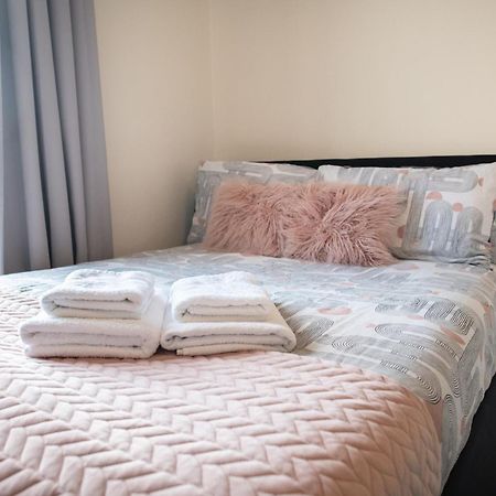 4 Bedroom Flat With High Speed Wi-Fi In North Acton, Ealing, West Londýn Exteriér fotografie