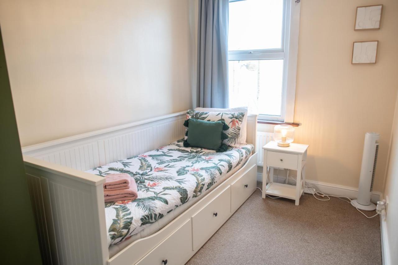 4 Bedroom Flat With High Speed Wi-Fi In North Acton, Ealing, West Londýn Exteriér fotografie