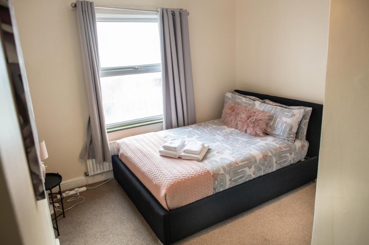 4 Bedroom Flat With High Speed Wi-Fi In North Acton, Ealing, West Londýn Exteriér fotografie