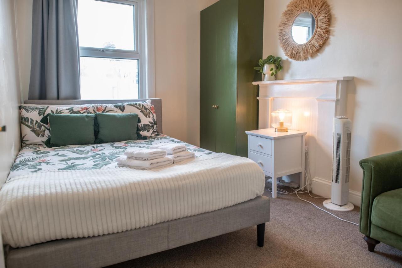 4 Bedroom Flat With High Speed Wi-Fi In North Acton, Ealing, West Londýn Exteriér fotografie