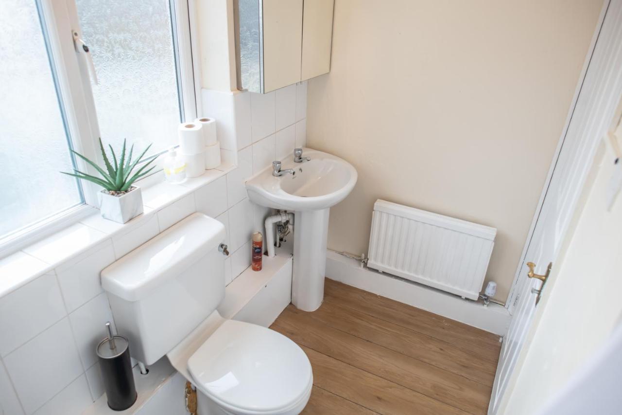 4 Bedroom Flat With High Speed Wi-Fi In North Acton, Ealing, West Londýn Exteriér fotografie