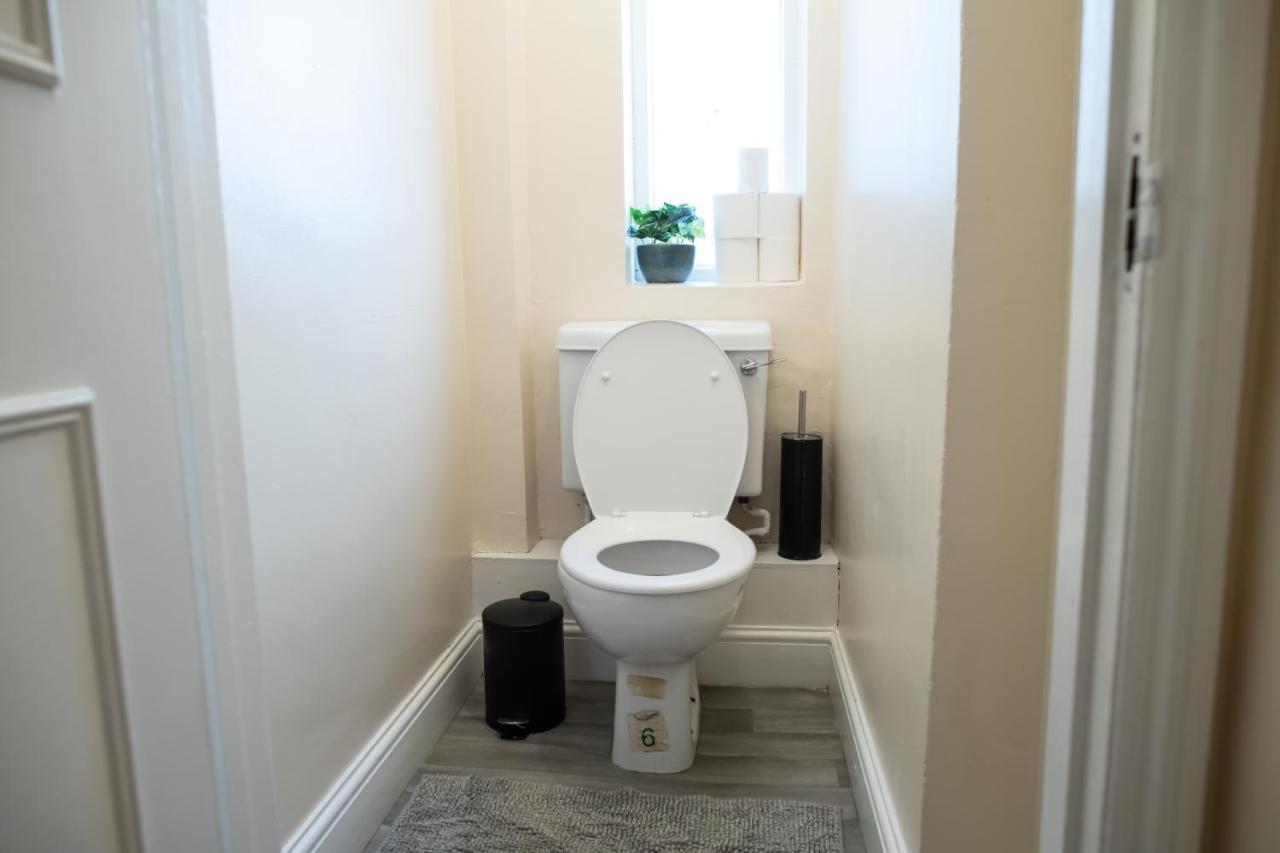 4 Bedroom Flat With High Speed Wi-Fi In North Acton, Ealing, West Londýn Exteriér fotografie