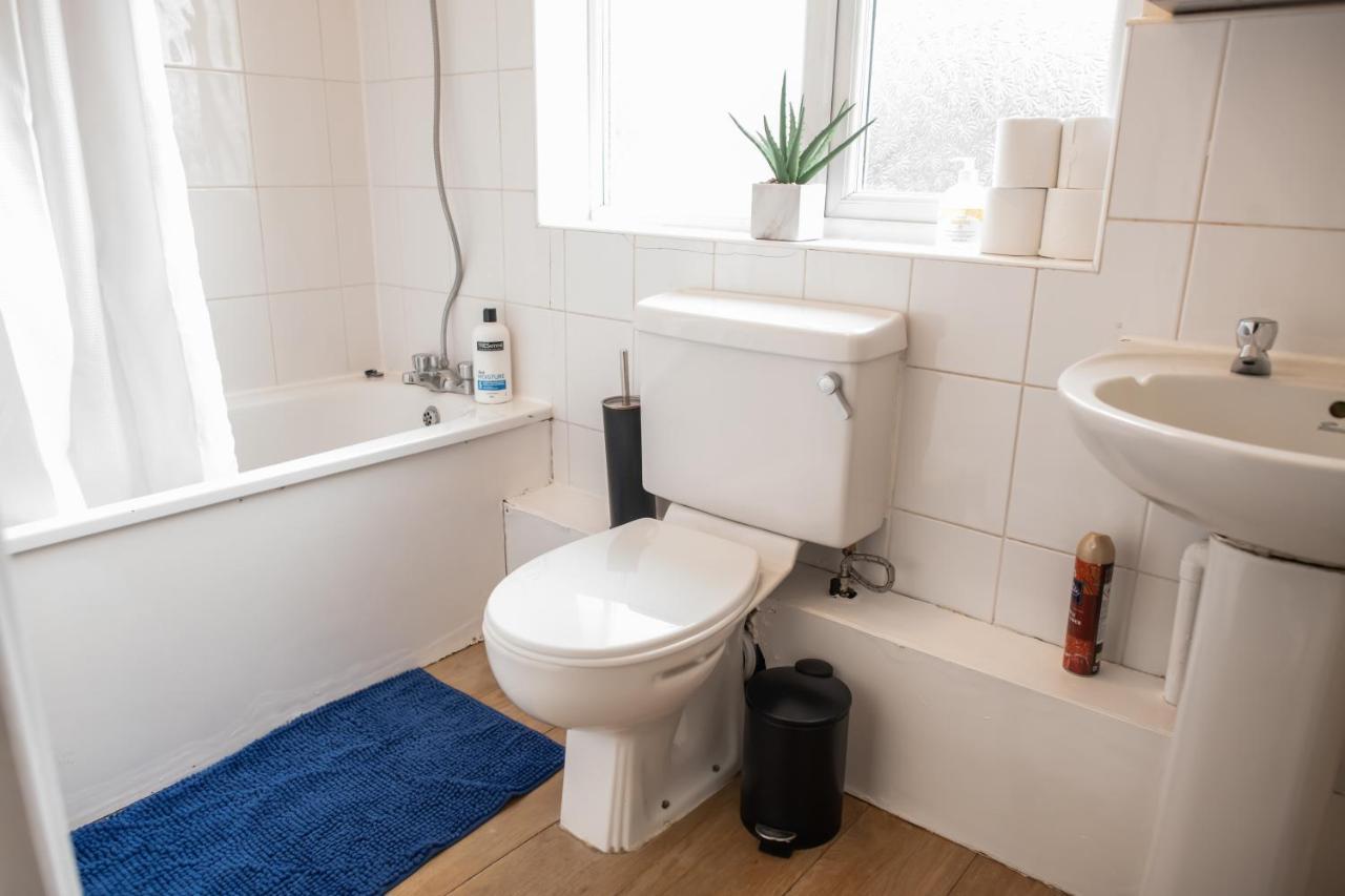4 Bedroom Flat With High Speed Wi-Fi In North Acton, Ealing, West Londýn Exteriér fotografie