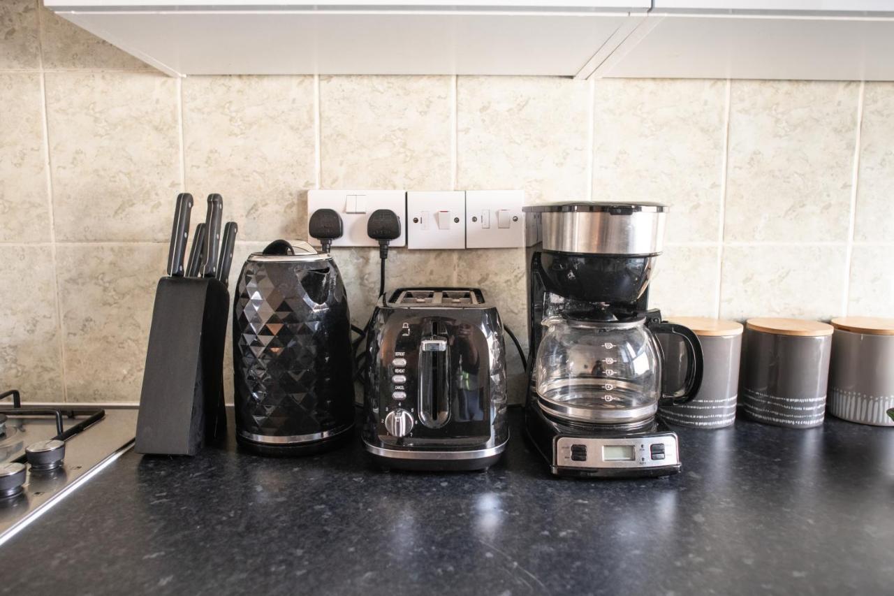 4 Bedroom Flat With High Speed Wi-Fi In North Acton, Ealing, West Londýn Exteriér fotografie