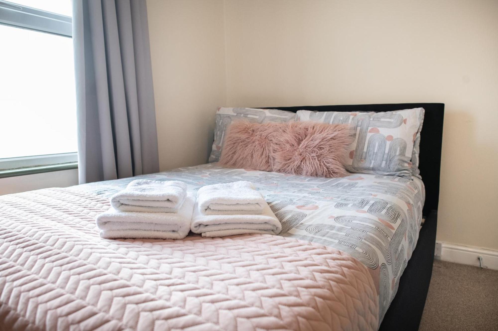 4 Bedroom Flat With High Speed Wi-Fi In North Acton, Ealing, West Londýn Exteriér fotografie