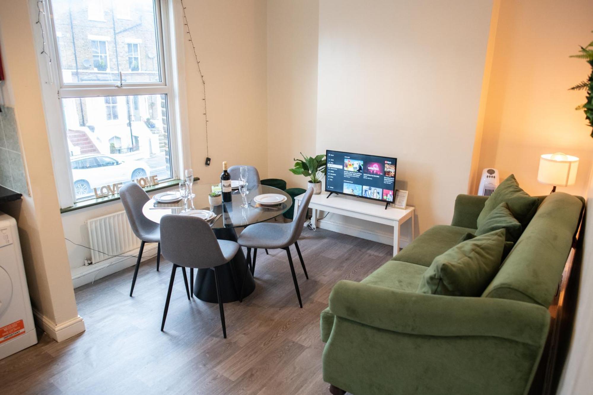 4 Bedroom Flat With High Speed Wi-Fi In North Acton, Ealing, West Londýn Exteriér fotografie