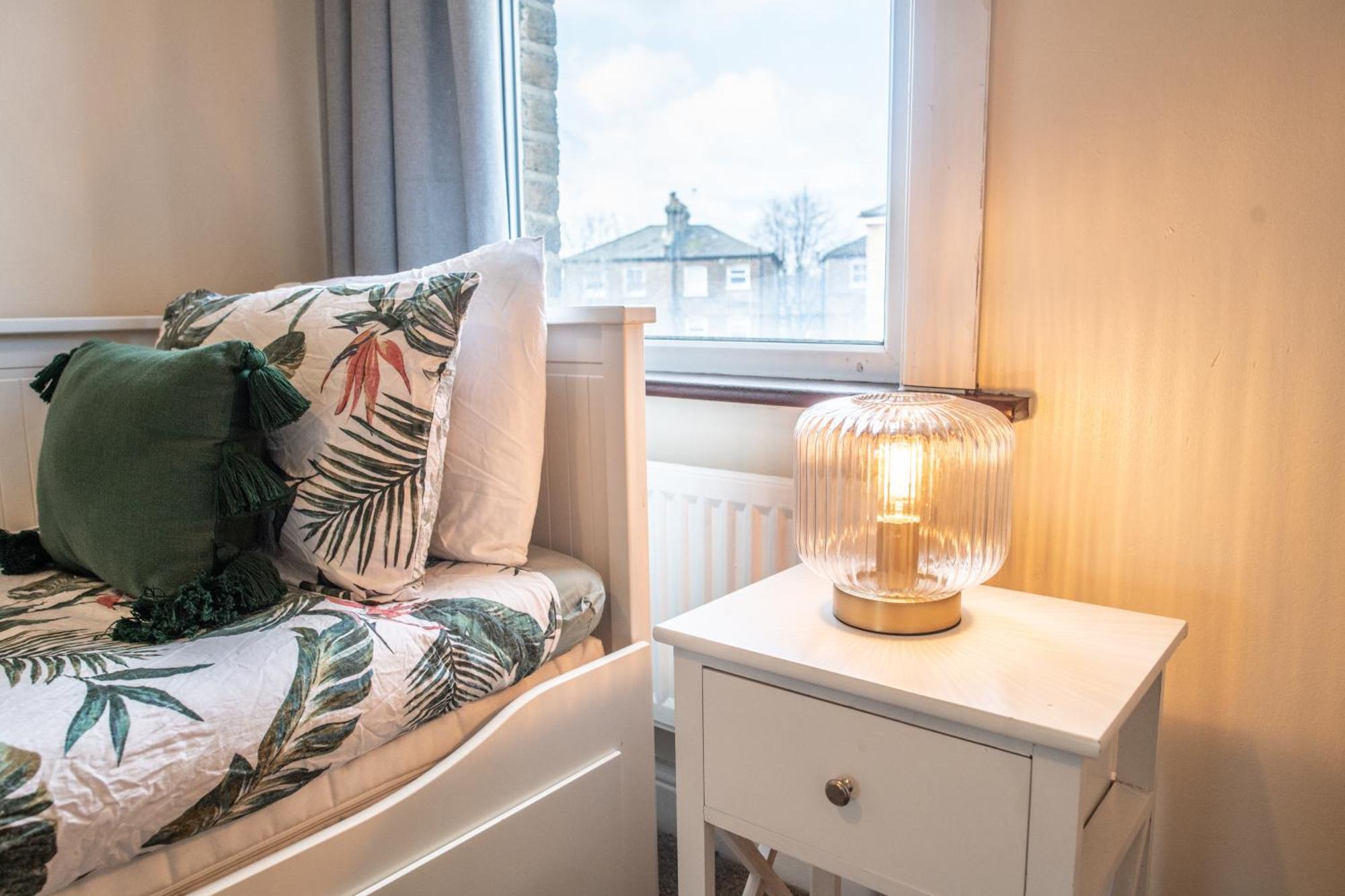 4 Bedroom Flat With High Speed Wi-Fi In North Acton, Ealing, West Londýn Exteriér fotografie