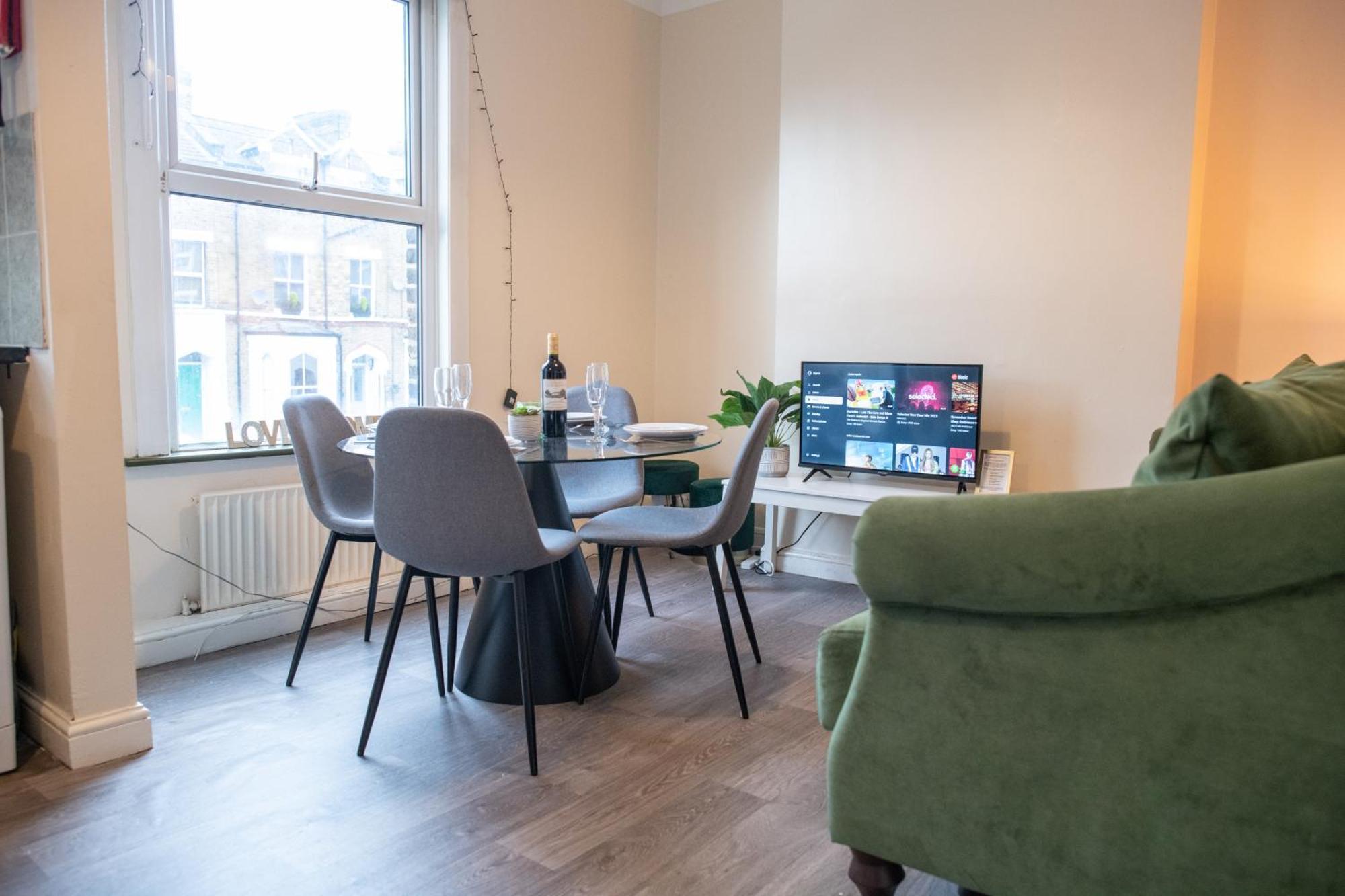 4 Bedroom Flat With High Speed Wi-Fi In North Acton, Ealing, West Londýn Exteriér fotografie